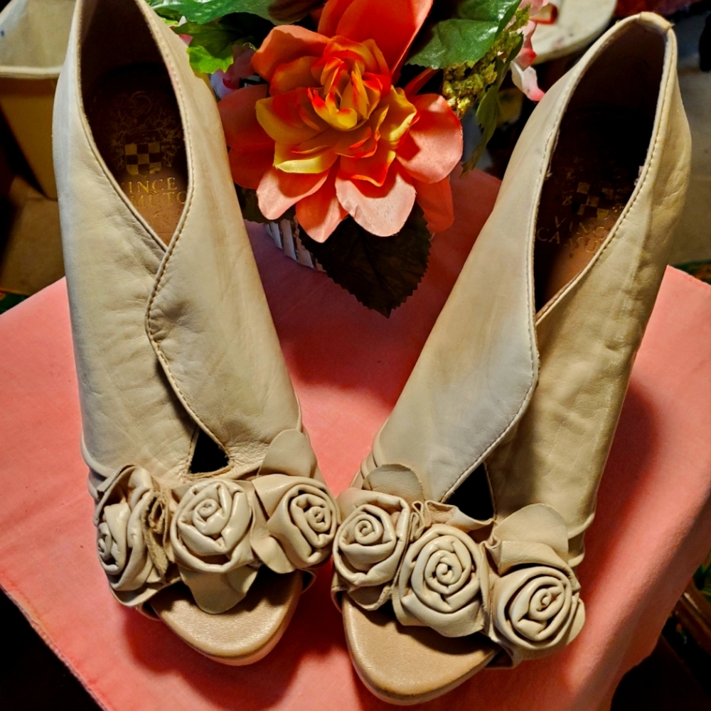 Vince Camuto Nude Stiletto Peeptoe Heels SZ 6